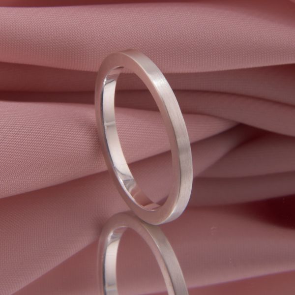 Minimalistischer Damen-Stapelring aus mattem 925er Silber mit quadratischer Ringschiene